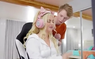 Blonde forgets about her game and enjoys sex with stepbrother